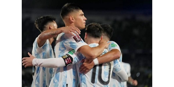 Lionel Messi trägt Argentinien-Trikot mit Copa América-Champion-Logo